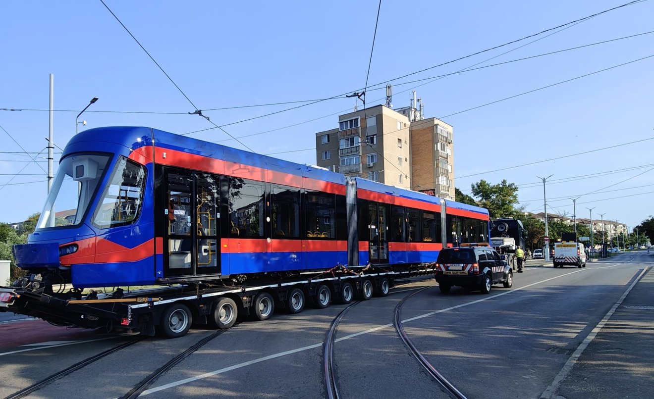 Megérkezett a negyedik új villamos is Nagyváradra