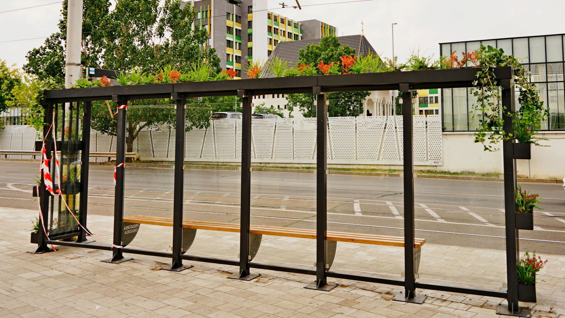 Elkészült Nagyvárad első, növényekkel borított villamosmegállója