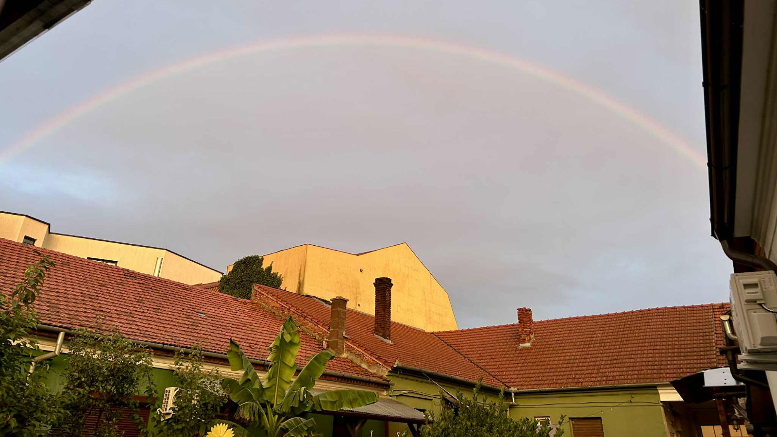 A sok rossz hír után ezzel a szép szivárványos felvétellel szeretnénk zárni a mai napot