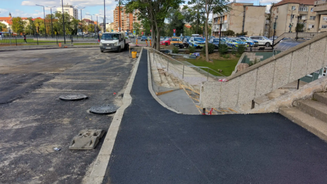 Túl keskeny a járda, panaszkodnak a gyalogosok Váradon