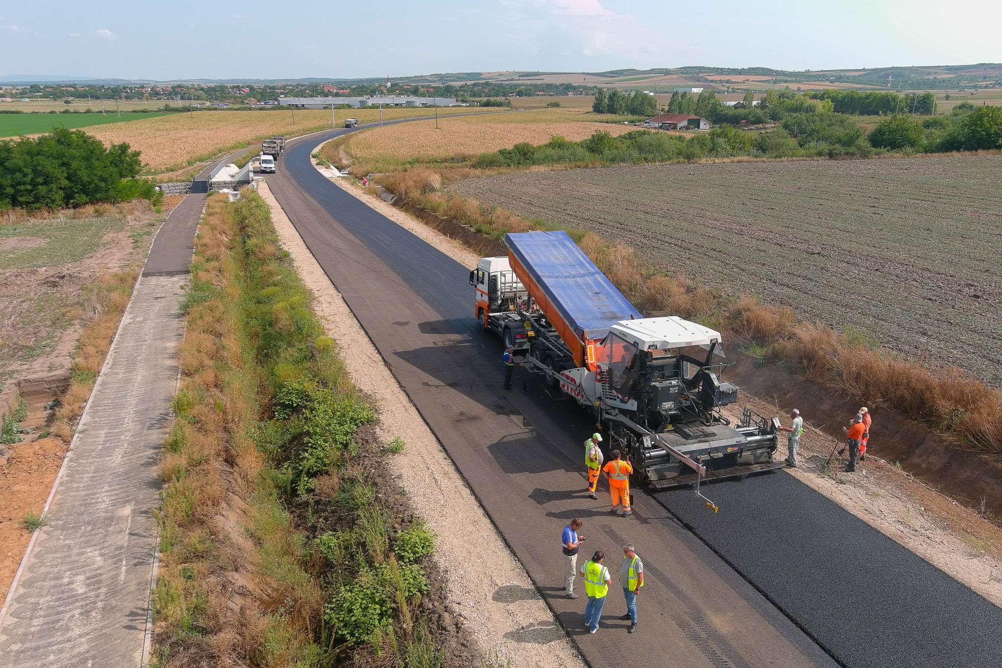 Elkezdték önteni a kopóréteget a bihari körgyűrűn