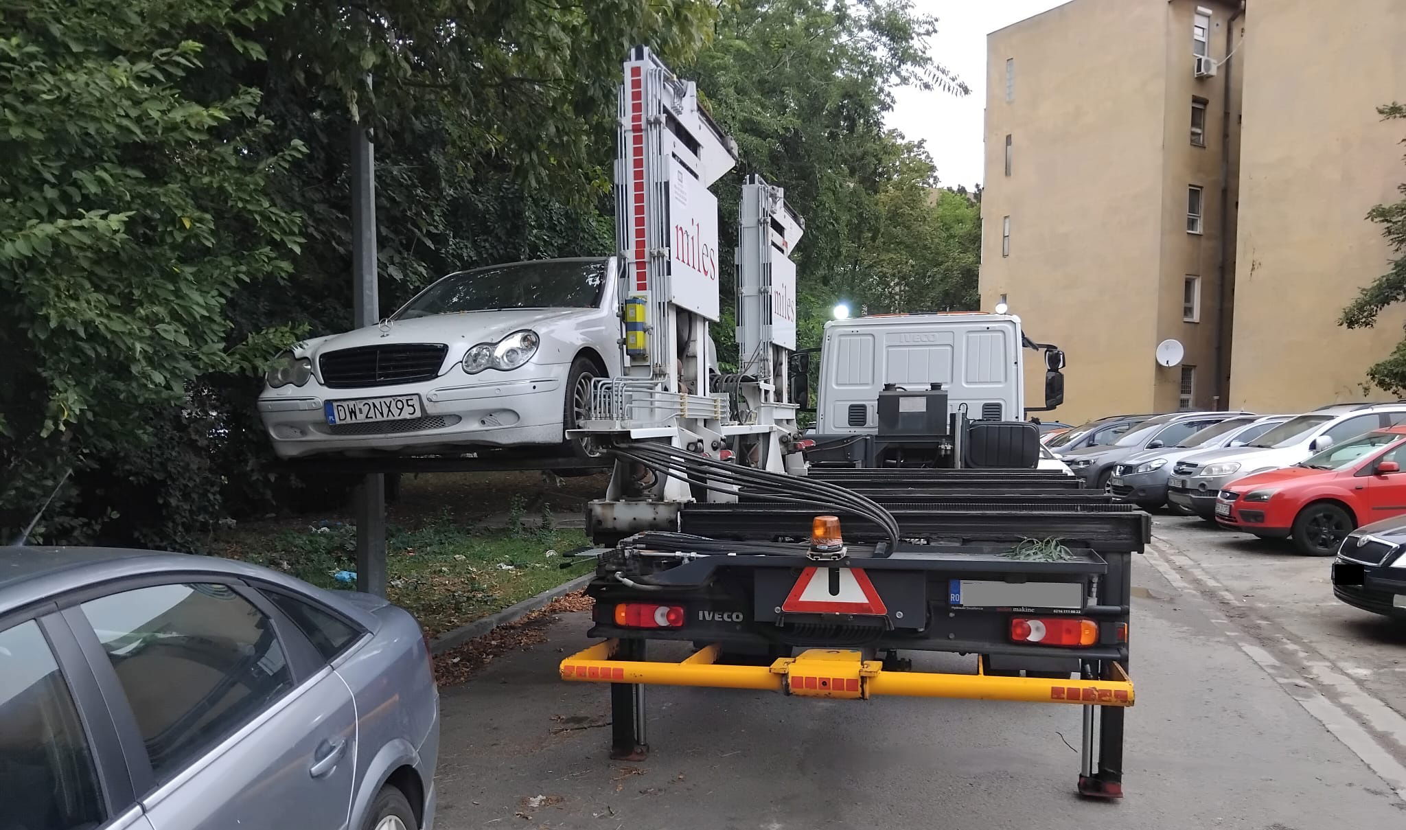 Elhagyott autót szállítottak el