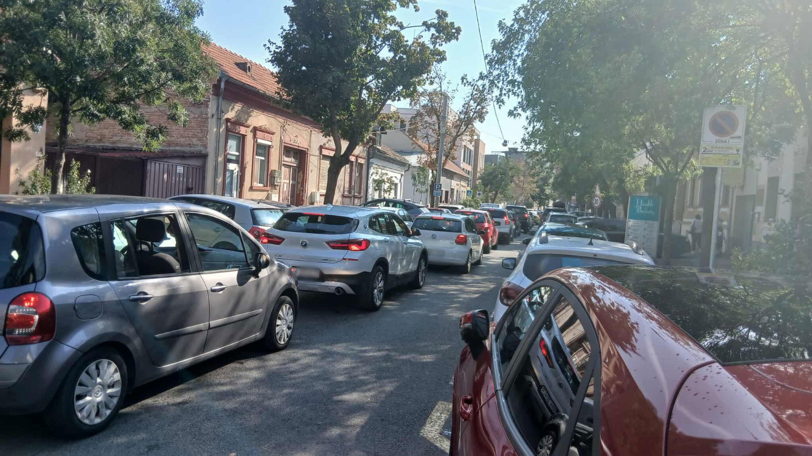 Kezdődik az iskola, kezdődnek a közlekedési gondok | VIDEÓK