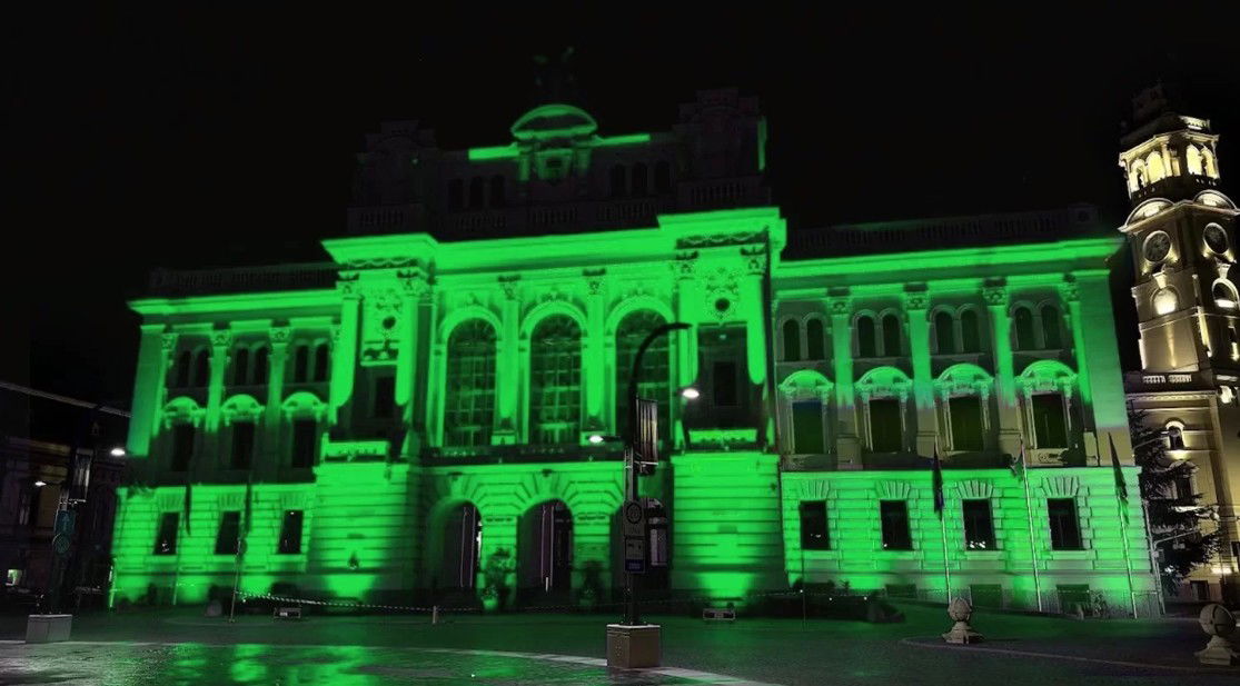 Figyelemfelhívás: zöld fénnyel világítják meg a városháza épületét