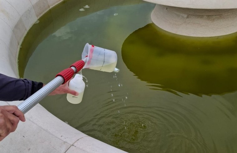 Zöldre színeződött a Szent László téri szökőkút medencéjének vize