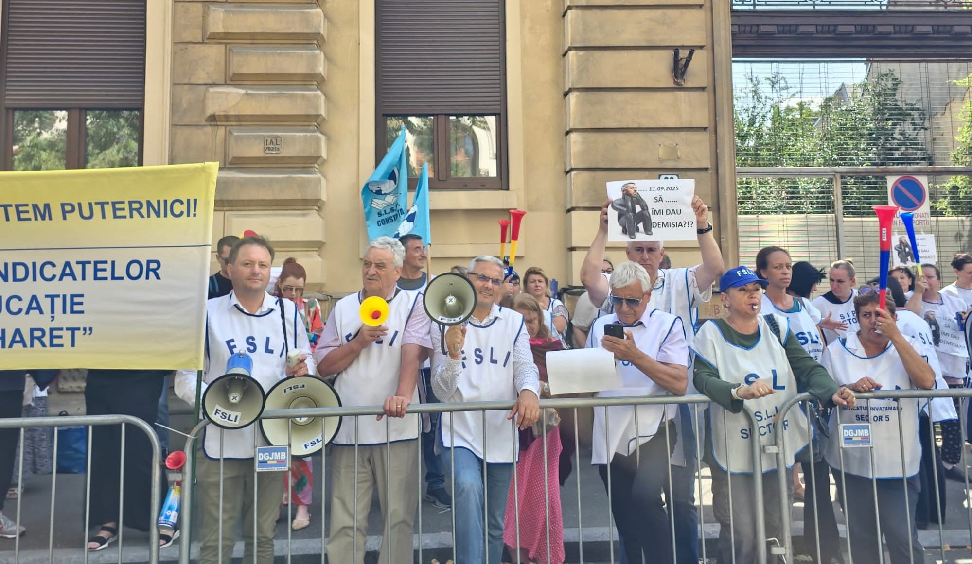 A tanügyi szakszervezetek folytatják a tiltakozó akciókat
