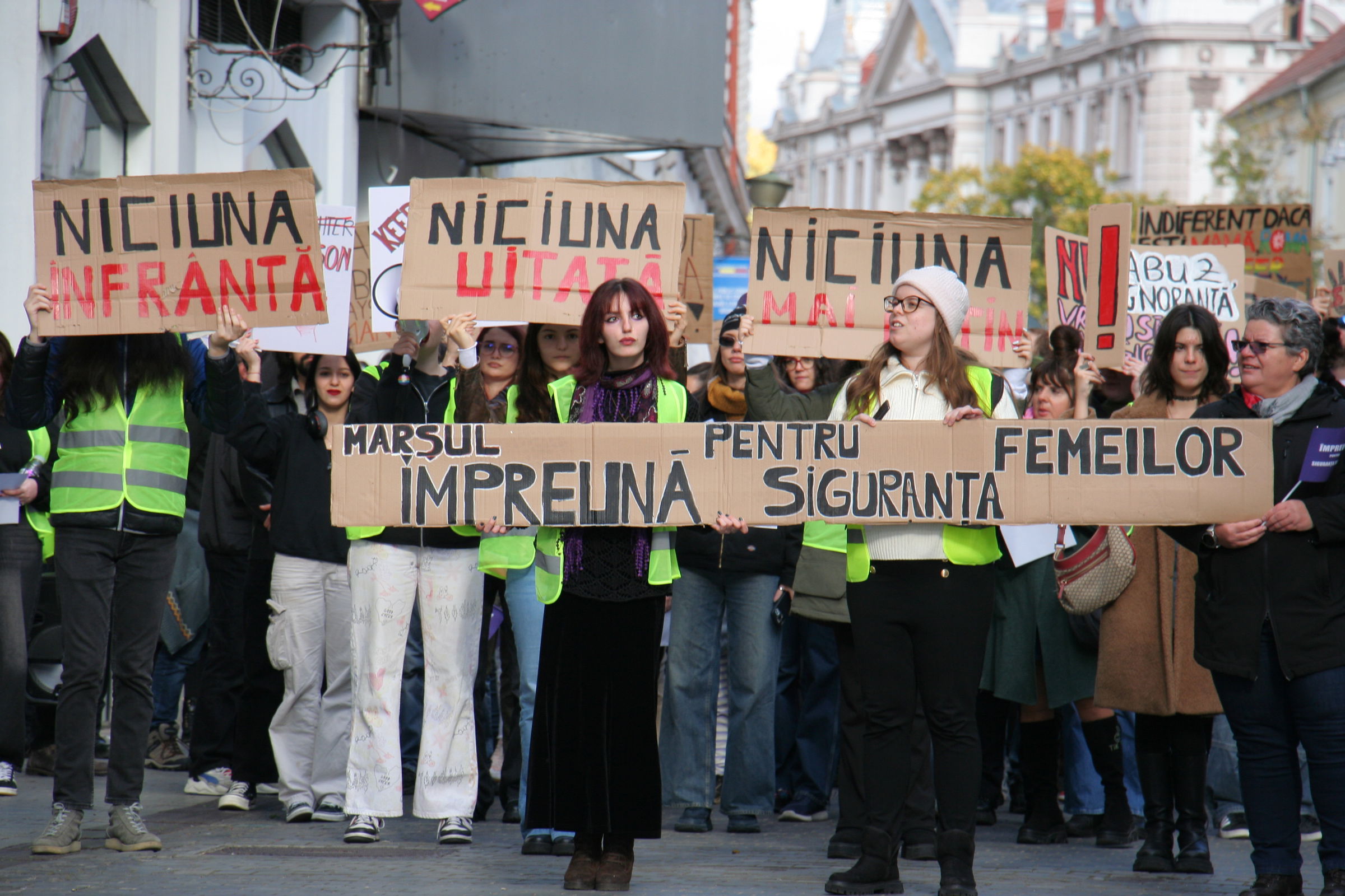 A nők elleni erőszak visszaszorításáért tartottak felvonulást Nagyváradon| VIDEÓ