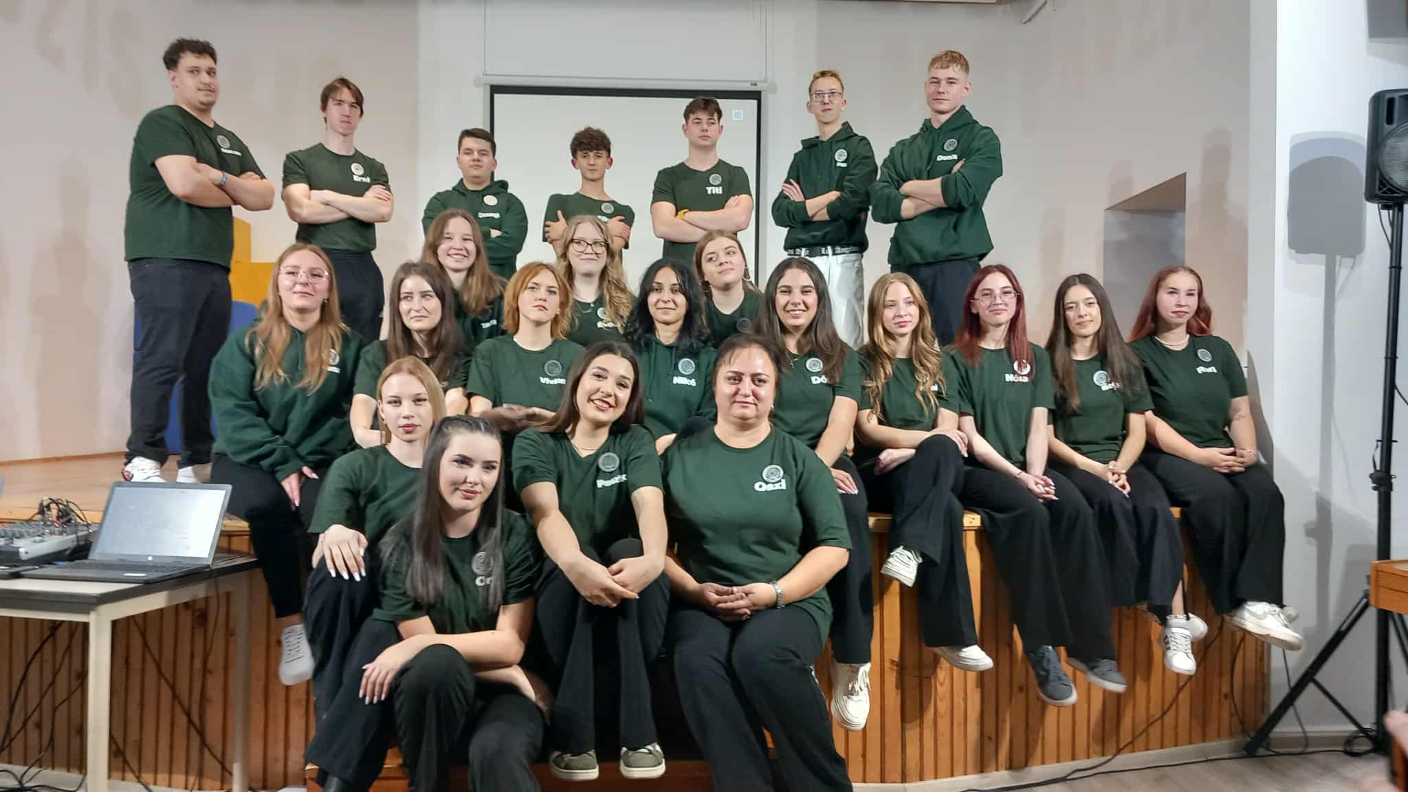 Fotók és videók | „Hipnózisos” maturanduszt tartott a Szent László Líceum „közgáz” osztálya