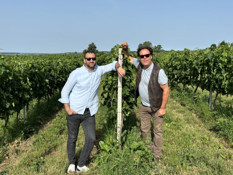 Charlie Ottley, Románia nem hivatalos nagykövete a Netflixen felfedezte a Bihar megyei Dextra borászatot!