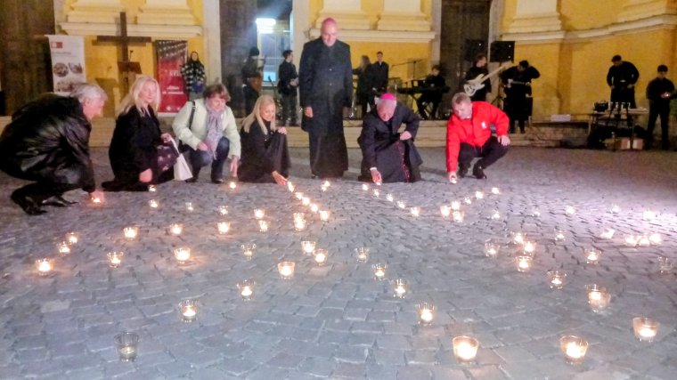 A szolidaritás mécsesei égtek a nagyváradi székesegyház előtti téren