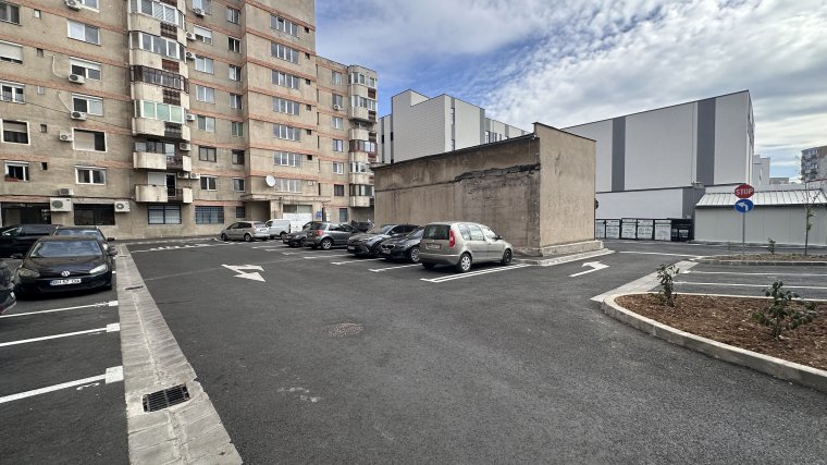 Parkoló létesült és megújult egy váradi utca