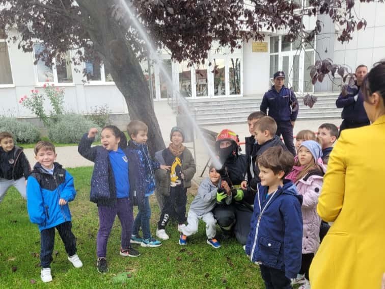 Iskola másként: több száz gyermek látogatott el a Bihar megyei tűzoltókhoz