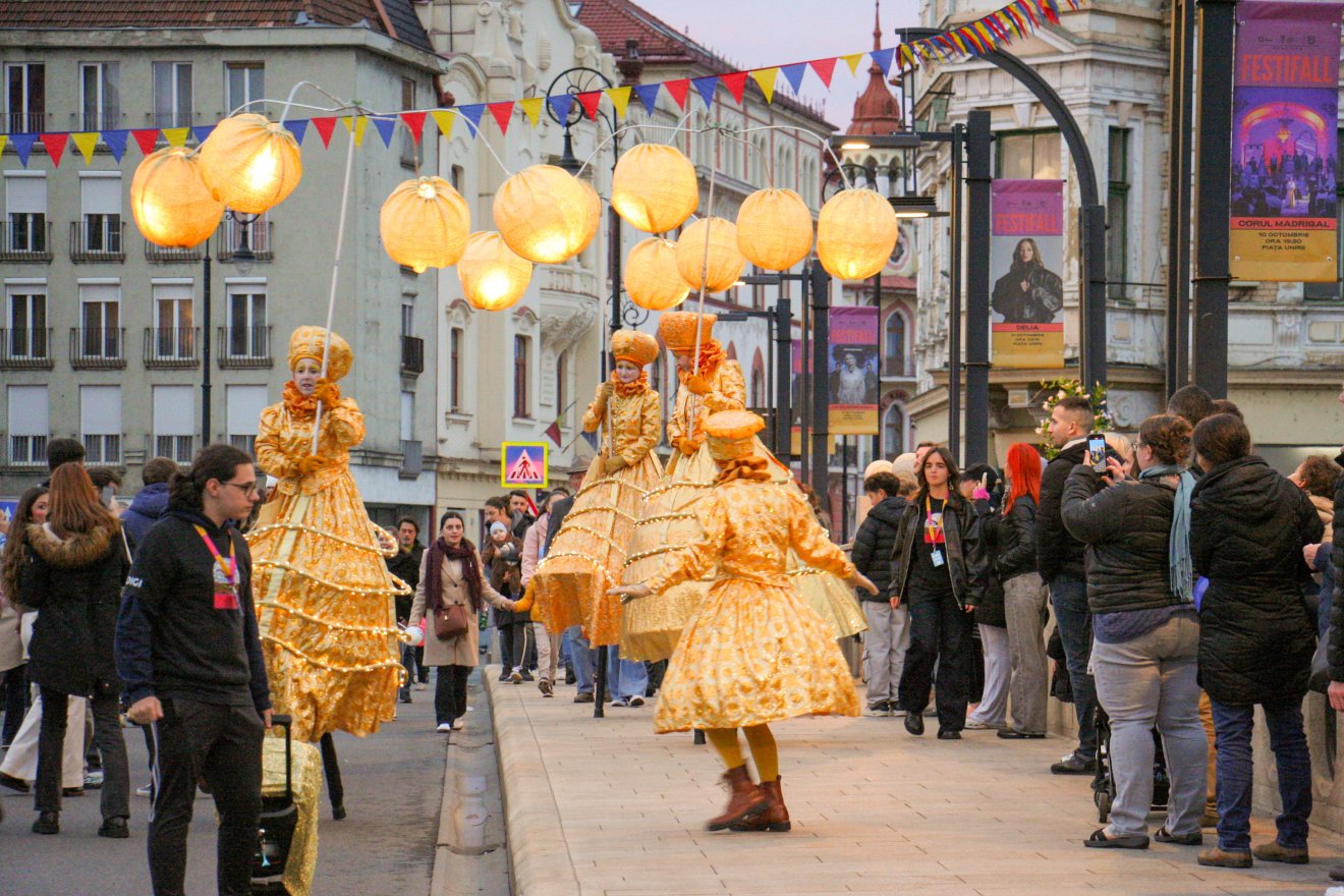 Utcai mutatványosok színesítik a Festifall programját Váradon | Videó