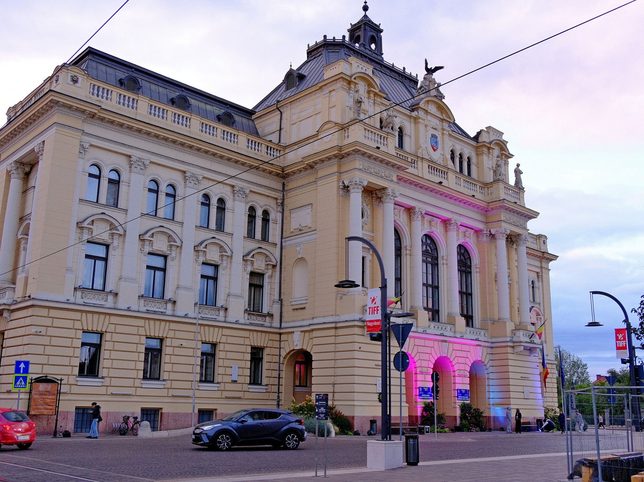 Rózsaszínűre világították meg a váradi városháza épületét a mellrák elleni küzdelem jegyében