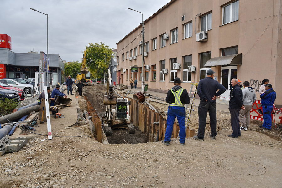 Lassú javítás, erős bűz a Sebes-Körös partján
