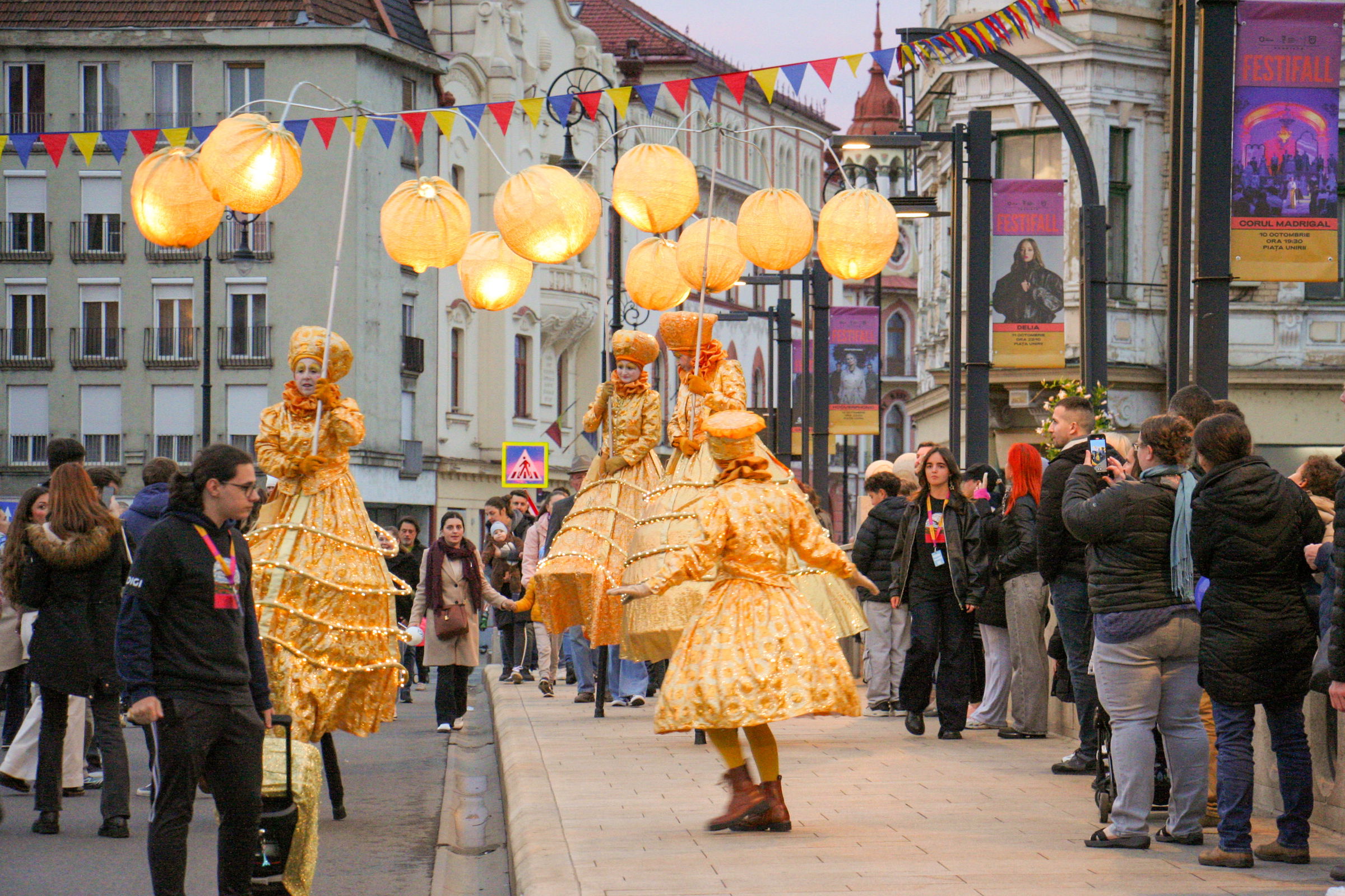 Utcai mutatványosok színesítik a Festifall programját Váradon | Videó