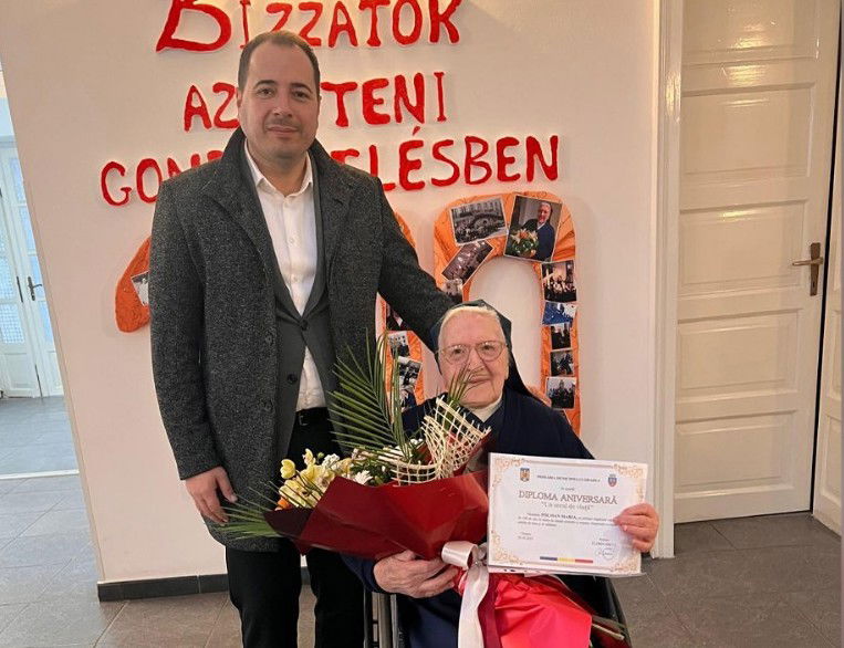 Századik születésnapja alkalmából köszöntötte Pollmann Lucianna vincés nővért Nagyvárad alpolgármestere