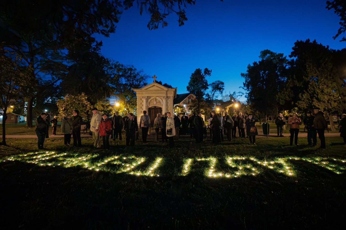 Gyertyás világítás a parkká alakított Olaszi temetőben