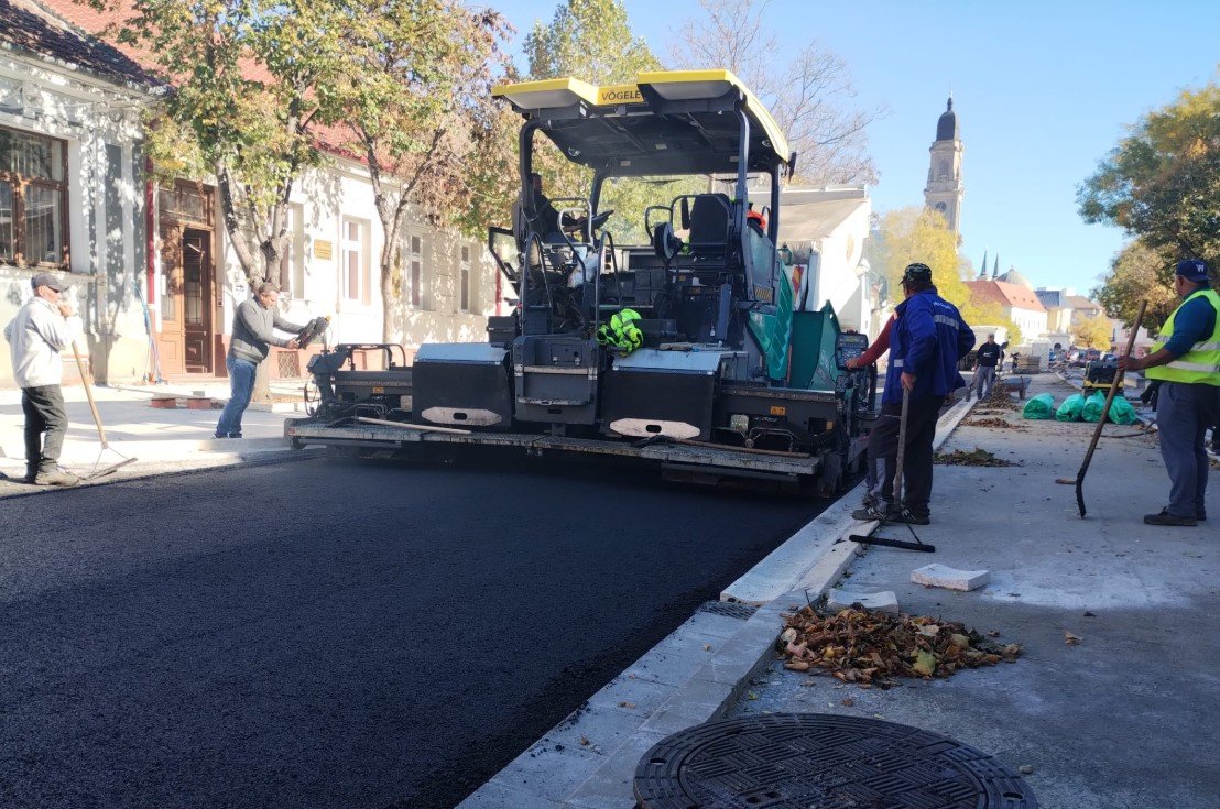 Haladnak a munkálatok a váradi Sal Ferenc utcán, leöntötték az első aszfaltréteget