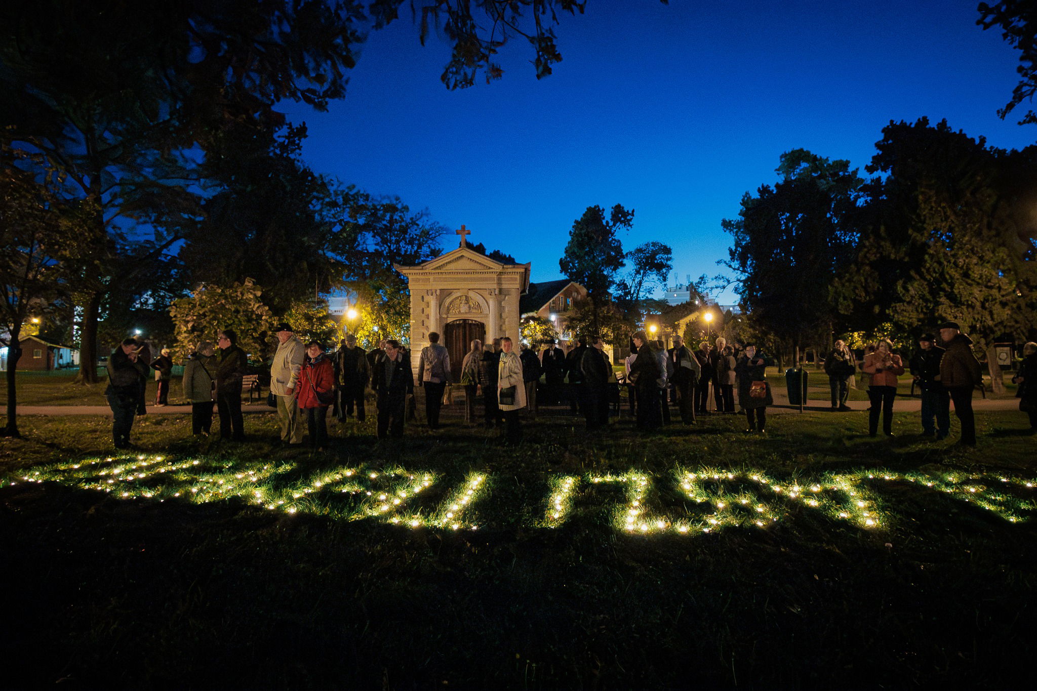 Gyertyás világítás a parkká alakított Olaszi temetőben