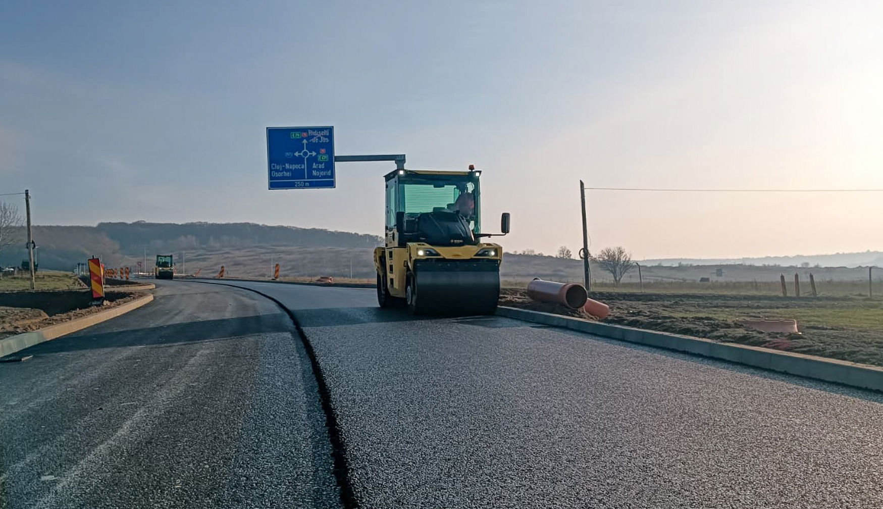 Könnyebb hozzáférés a metropolisz körgyűrűhöz: az aszfaltozás utolsó szakasza zajlik az összekötő úton