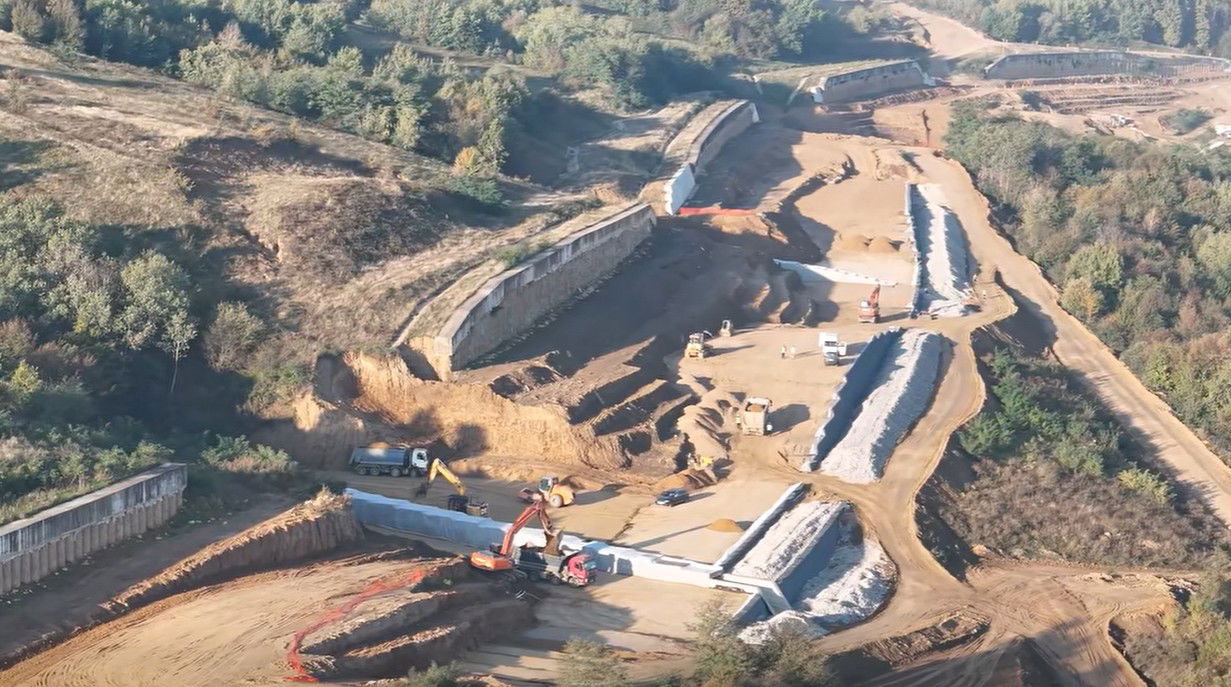 Még egy híd épül a pályaszakaszon, csúszni fog az átadása