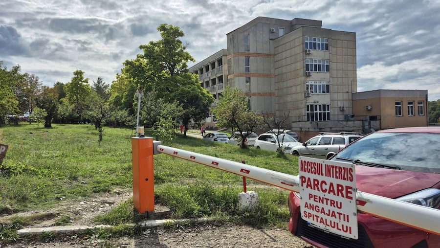 A kórház parkolója mindenkié Félixfürdőn