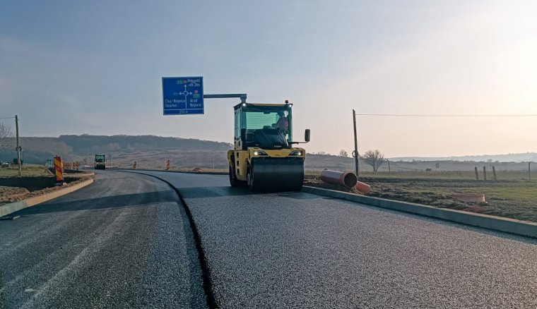 Könnyebb hozzáférés a metropolisz körgyűrűhöz: az aszfaltozás utolsó szakasza zajlik az összekötő úton