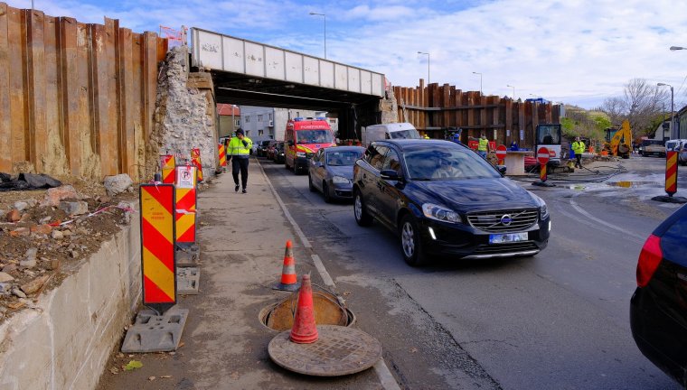 Megkezdődtek a munkálatok a Kórház utcai vasúti felüljárónál