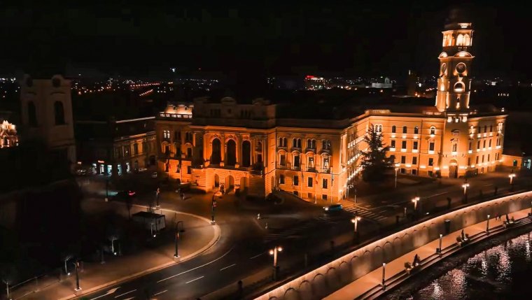 Narancssárga színnel világítják meg a váradi városházát a nők elleni erőszak felszámolásáért