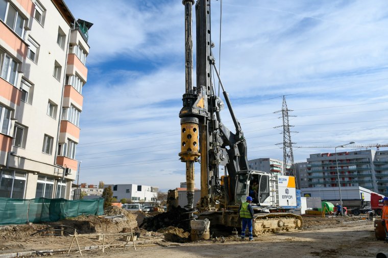 Öntik a Körös és az Oneștilor utcák kereszteződésénél épülő aluljáró tartóoszlopait