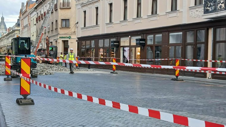 Hozzákezdtek a burkolókövek felszedéséhez a nagyváradi sétálóutcán