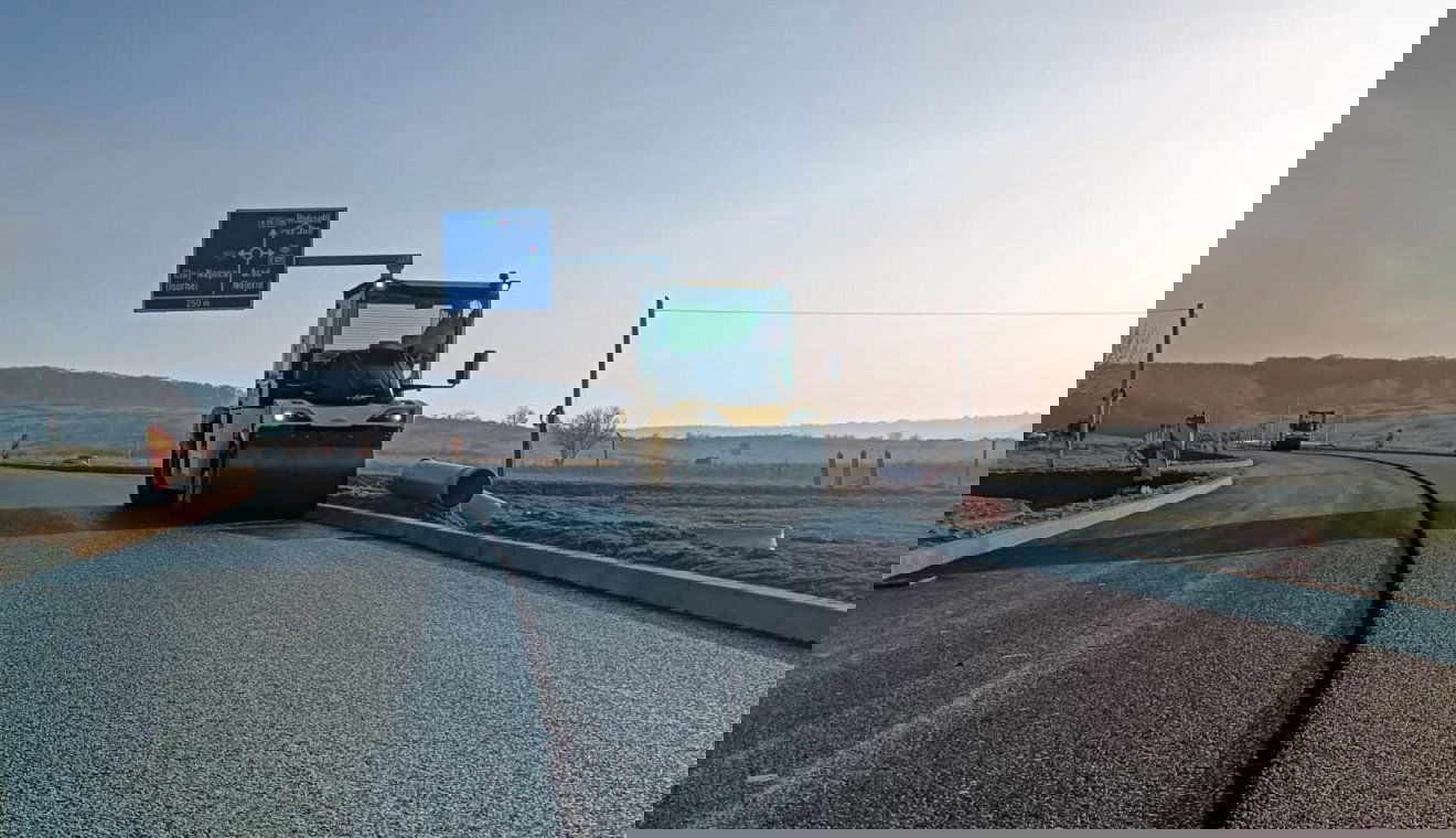 Könnyebb hozzáférés a metropolisz körgyűrűhöz: az aszfaltozás utolsó szakasza zajlik az összekötő úton