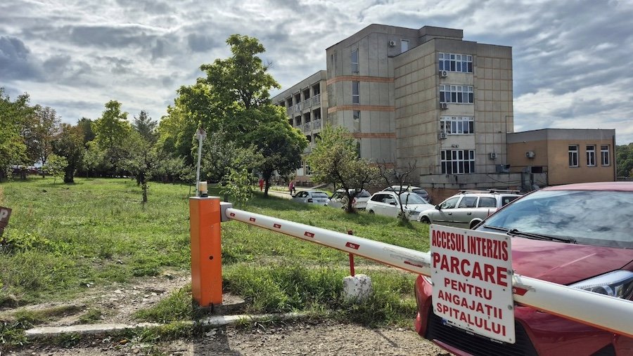 A kórház parkolója mindenkié Félixfürdőn