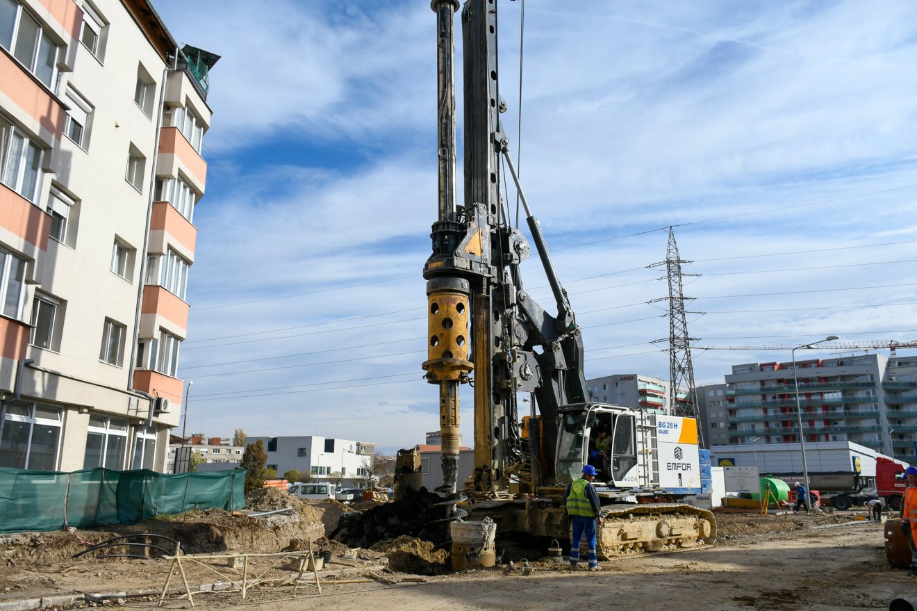 Öntik a Körös és az Oneștilor utcák kereszteződésénél épülő aluljáró tartóoszlopait