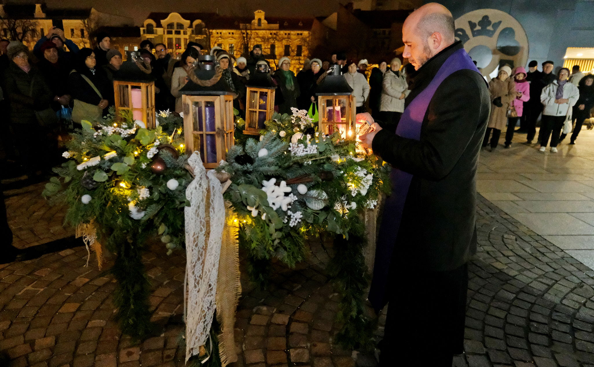 Meggyújtották a hit gyertyáját az adventi koszorún