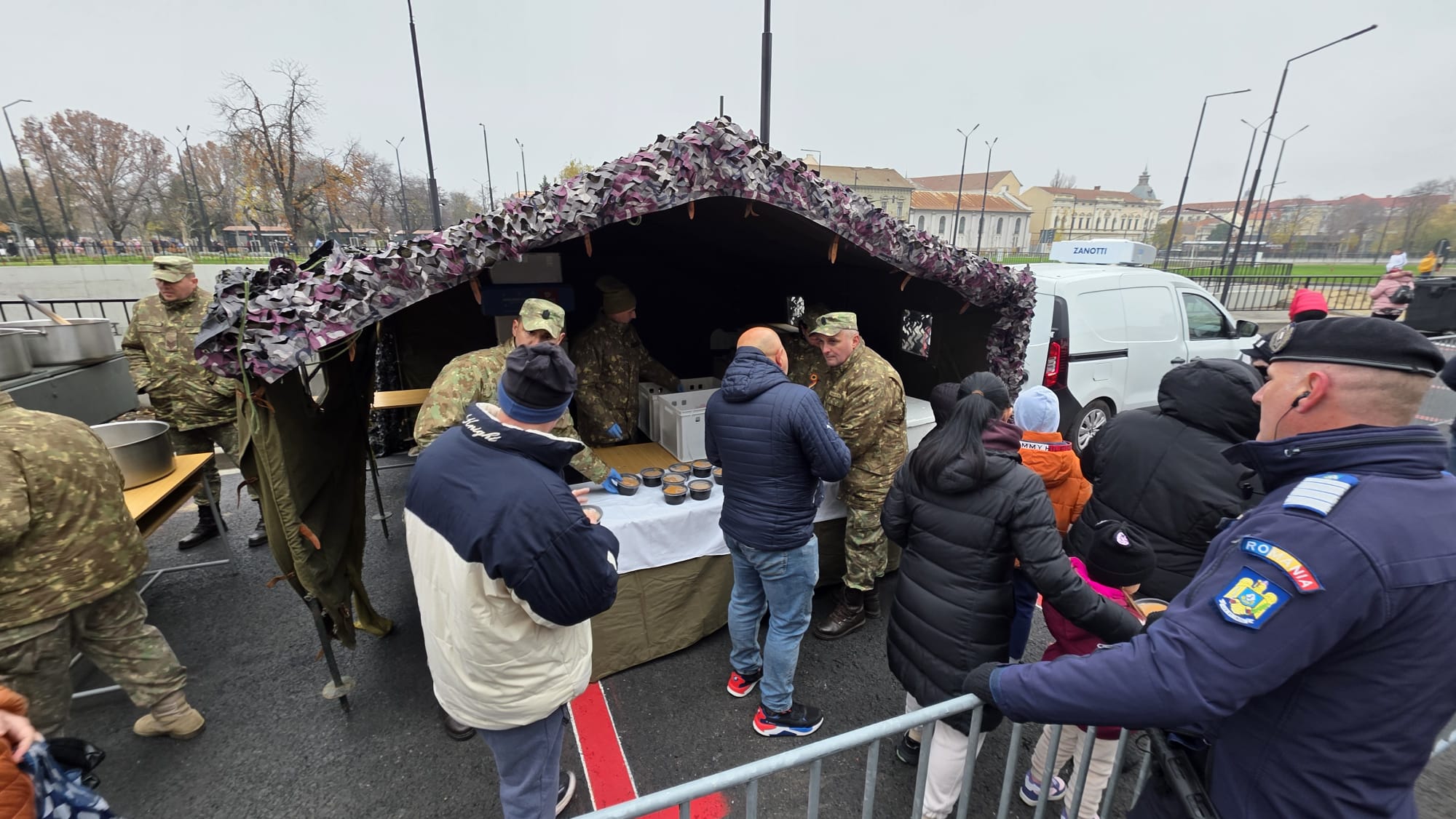 December 1-je Nagyváradon: hosszú sorban tolongtak az emberek a csülkös babért