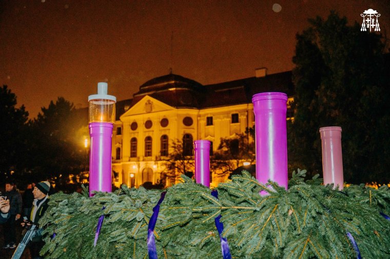 Fellobbant az első gyertyaláng a nagyváradi székesegyház előtti téren
