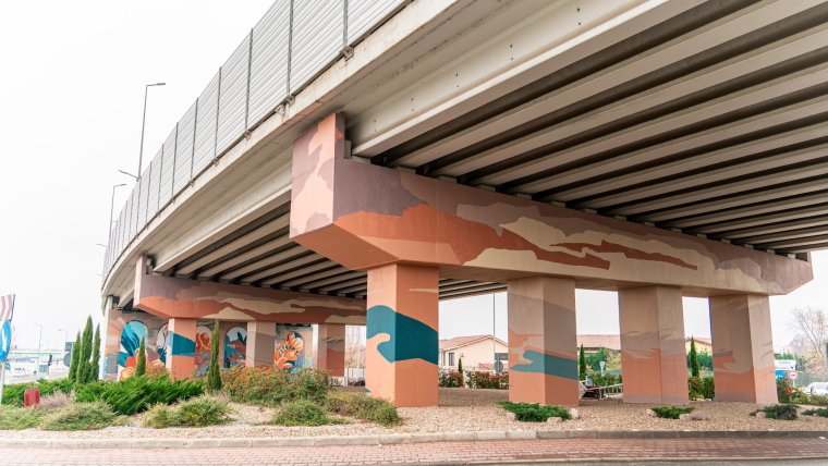 Kert a városban – óriás falfestmény díszíti a közúti felüljáró pilléreit