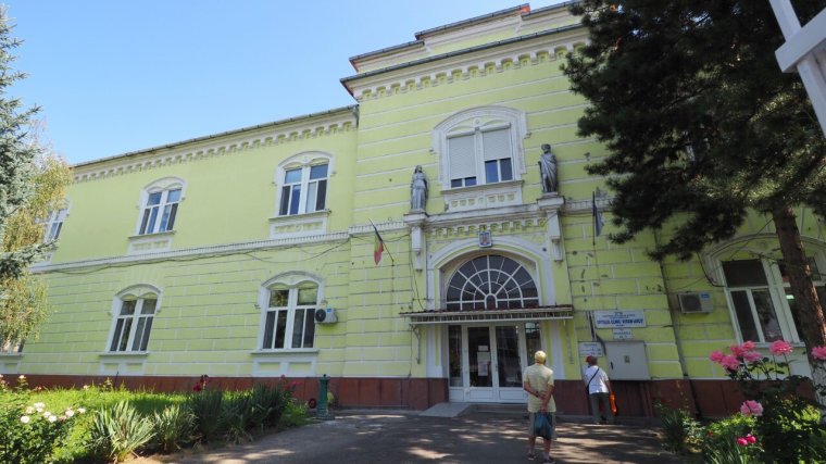 Csúszópénz elfogadásával vádolják az egyik váradi kórház kardiológusát