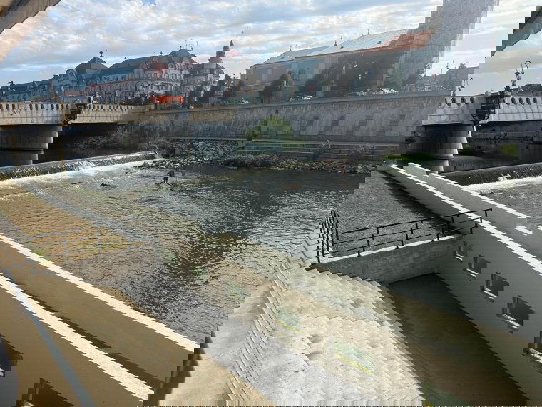 Elkészült a megerősített partfal, az új promenád és a hallépcső