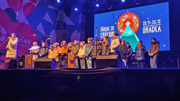 Karácsonyváró dalokkal ajándékozta meg a közönséget a váradi Szacsvay-iskola diákkórusa