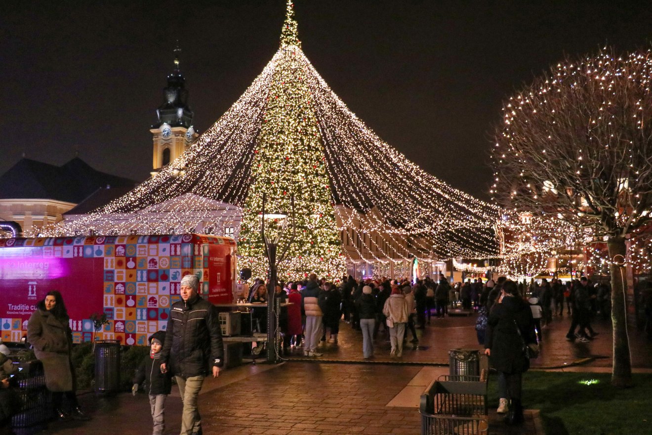 Megnyílt a karácsonyi vásár és felkapcsolták az ünnepi díszvilágítást Nagyváradon | FOTÓK és VIDEÓK