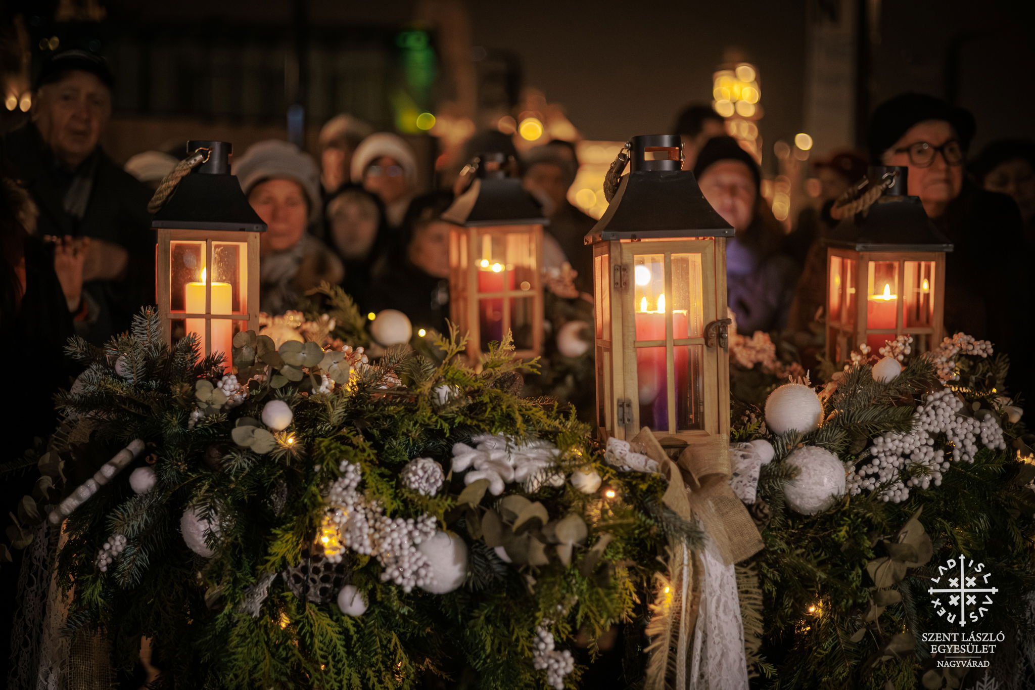 Már a negyedik gyertyaláng is lobog a városközponti adventi koszorún Váradon