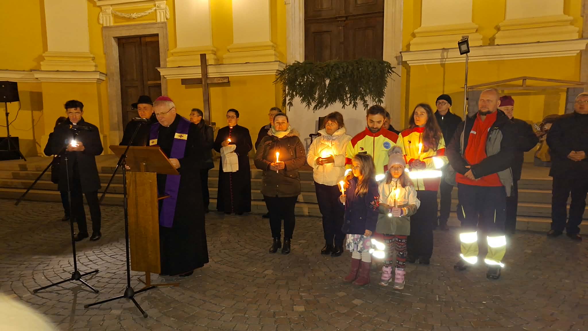 Fellobbant a második adventi gyertyaláng a nagyváradi székesegyház előtti koszorún