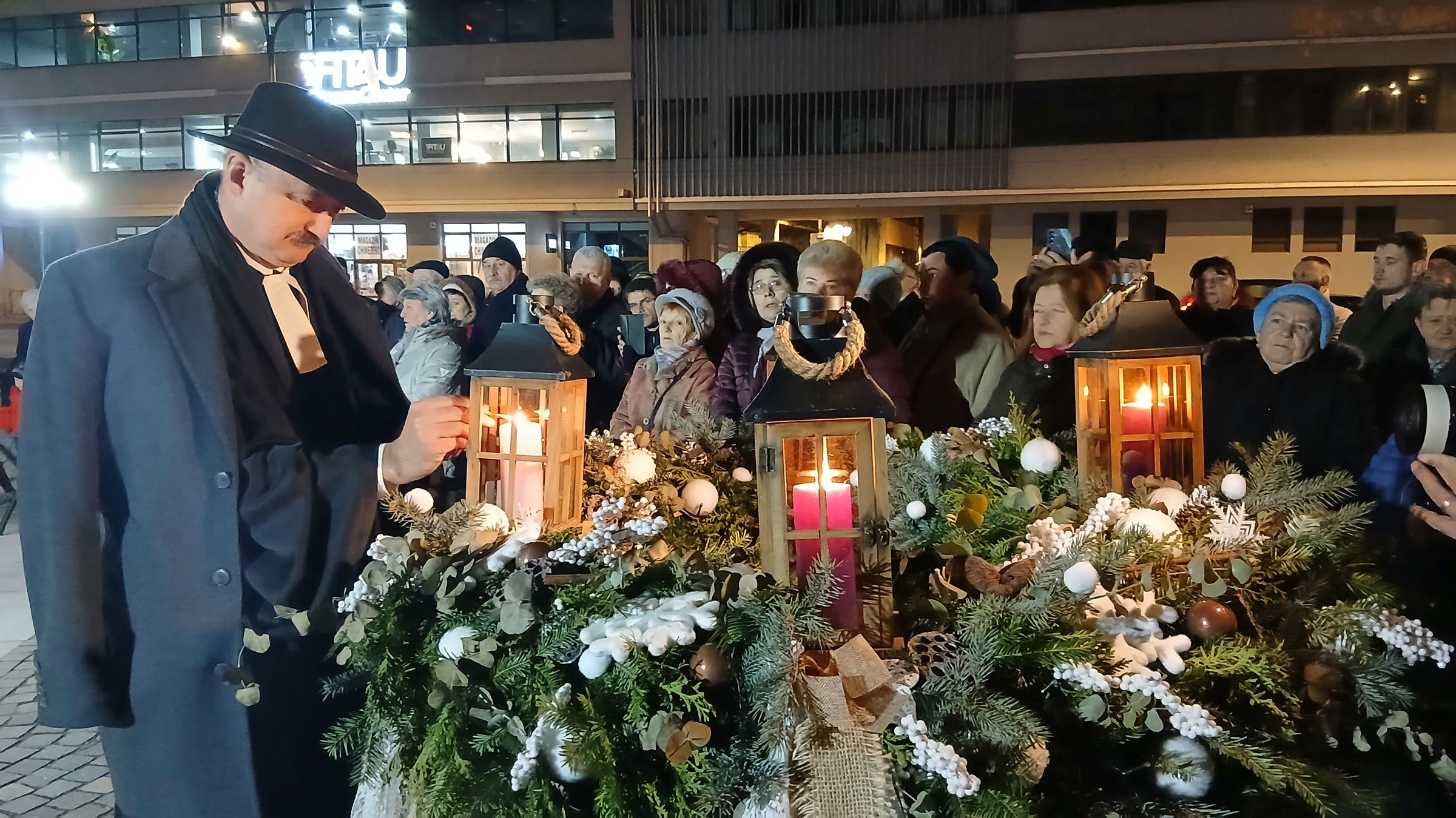 VIDEÓ | Az örömöt szimbolizáló harmadik gyertyaláng is fellobbant Várad központjában