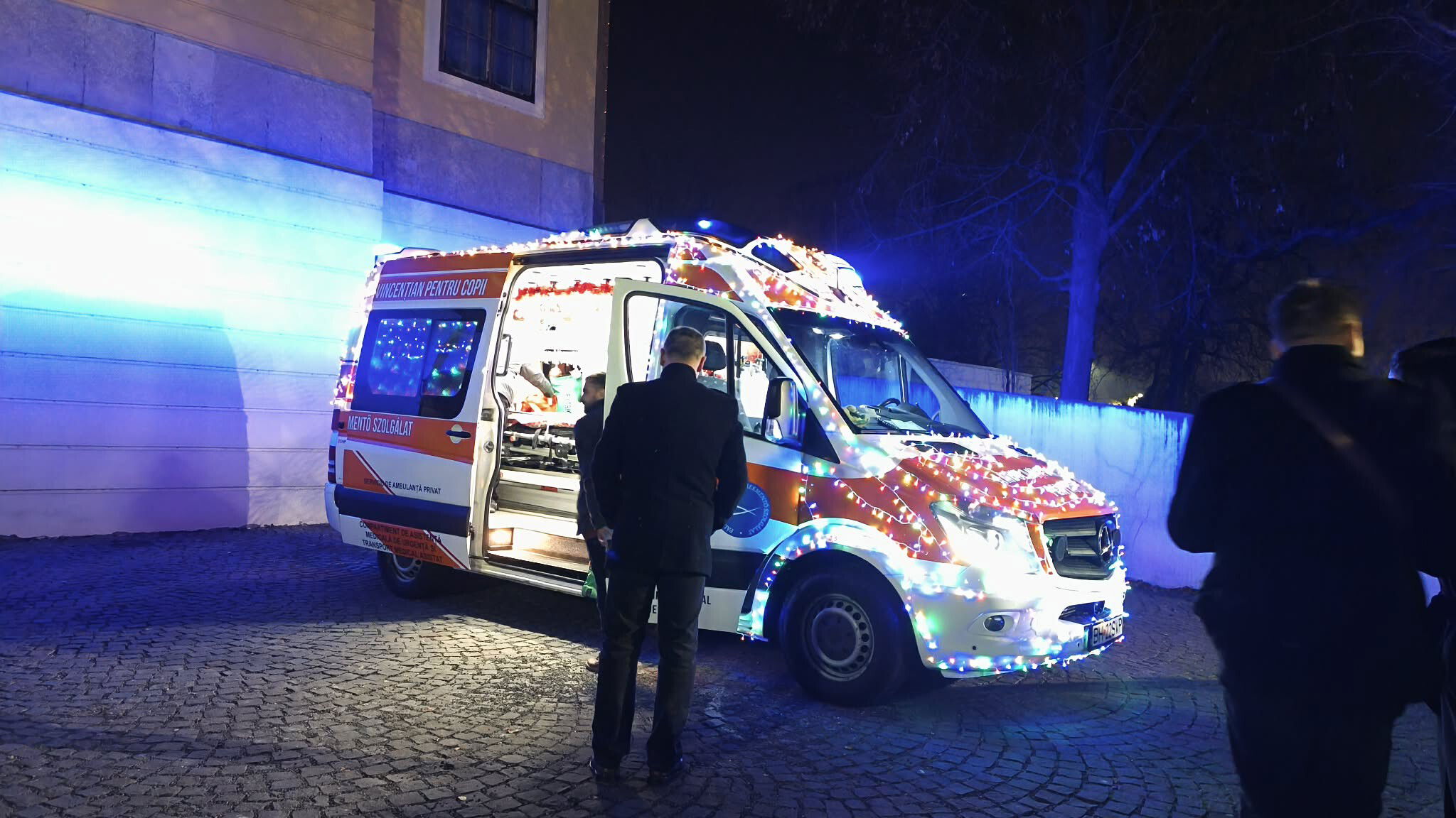 Útra készen a Mikulás-mentőautó a kórházban fekvő gyerekekhez | VIDEÓ