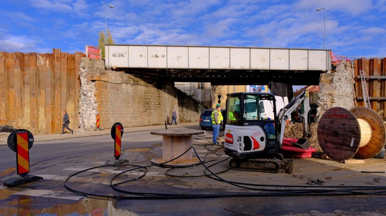 Bontják a vasúti hídfőket, lezárják a Kálvária utca egy részét Váradon