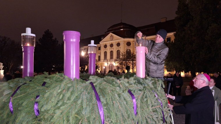 Fellobbant a harmadik gyertyaláng a székesegyház előtti koszorún