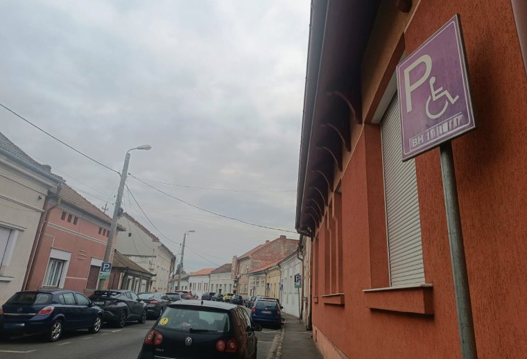 A fogyatékkal élőknek ingyenes lett a lakóhelyi parkolás
